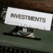 close-up mesin tik dengan kertas yang membaca investasi