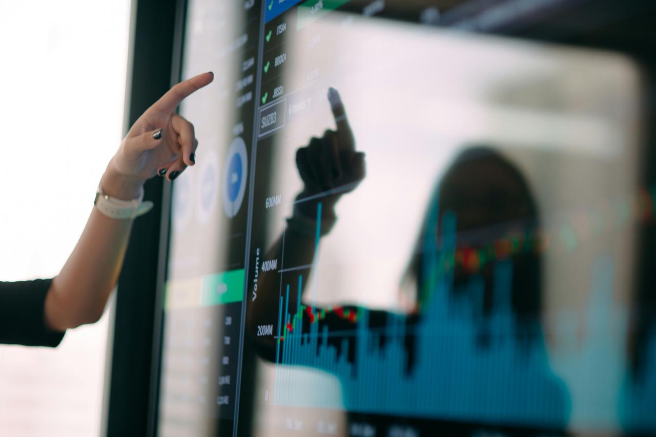 Orang yang memegang smartphone hitam di depan cermin